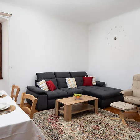 Zerostrasse View アパート プーラ